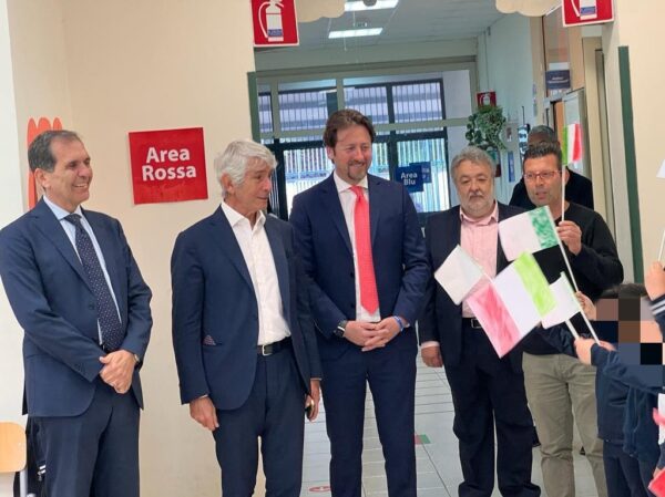Campagna elettorale a scuola. Il candidato Sindaco di Fratelli d’Italia accolto con le bandierine.