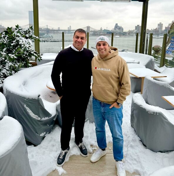 La foto di Pelligra e Palella a casa Cipriani, pubblicata da La Sicilia e sui social, viola la club membership di Casa Cipriani: che vieta la pubblicazione di foto. Palella, con indosso la felpa targata La Sicilia, viola pure il dress code di Casa Cipriani: “non è mai consentito indossare felpe con cappuccio”. È catanese e si è fatto riconoscere.